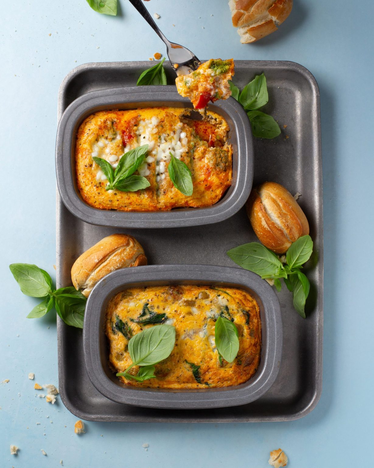 GAUSUS BALTYMŲ OMLETAS: SU DEŠRELĖMIS ARBA VEGANIŠKAIS ŠNICELIAIS