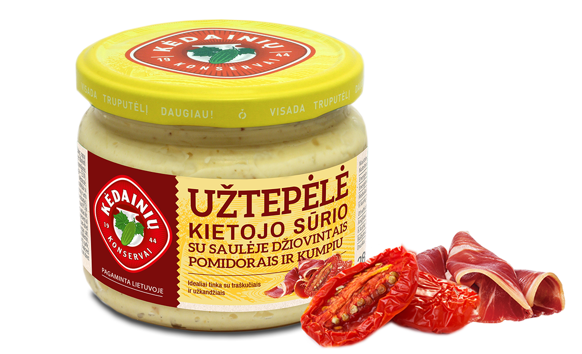 SU SAULĖJE DŽIOVINTAIS POMIDORAIS IR KUMPIU