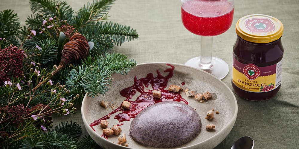 Aguonų pieno Panna Cotta su trintomis spanguolėmis